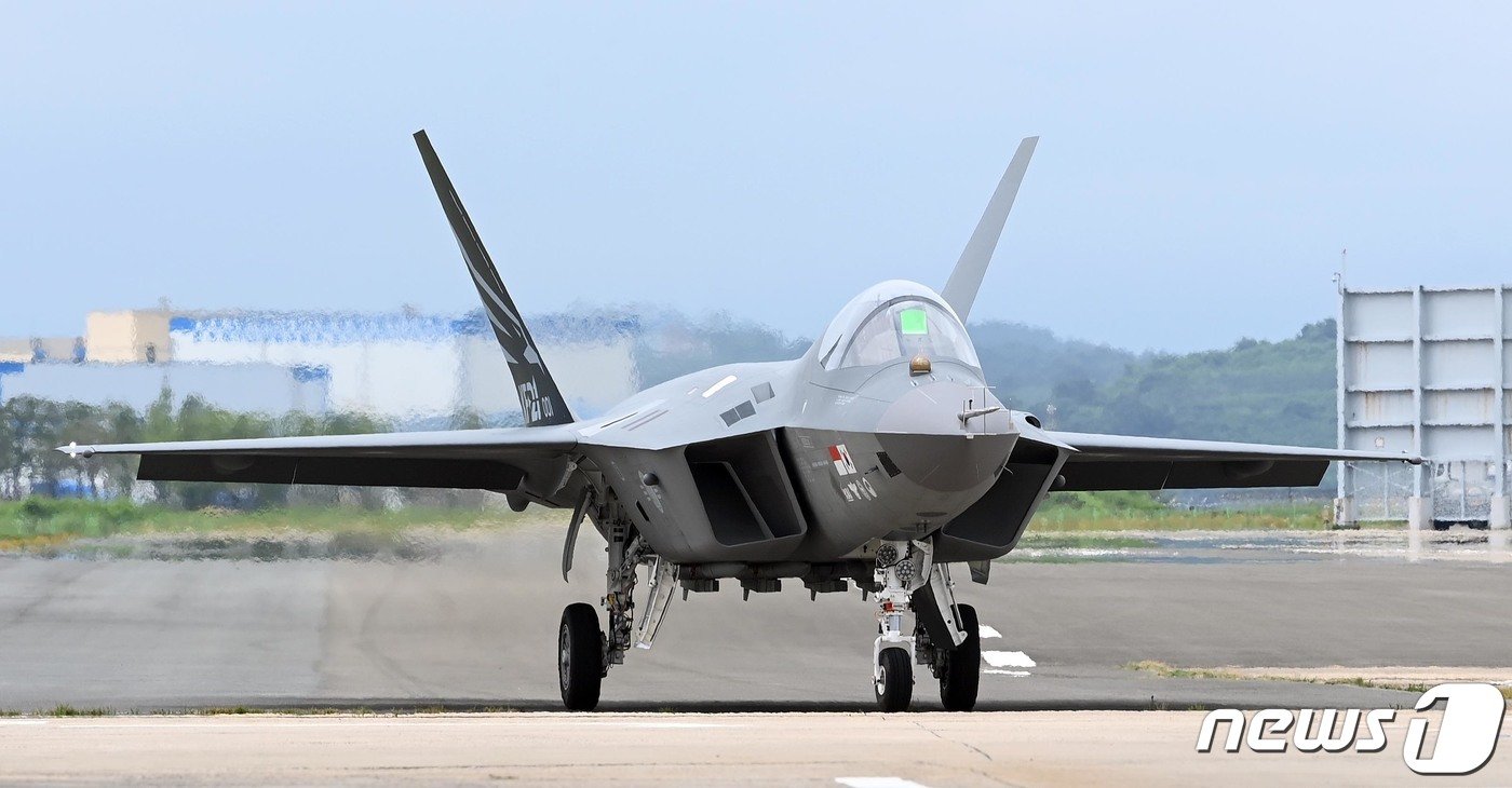 25년의 기다림, 마침내 현실로! KF-21 보라매, 한국 방위산업의 새 역사를 쓰다 8 섹션 1 이미지