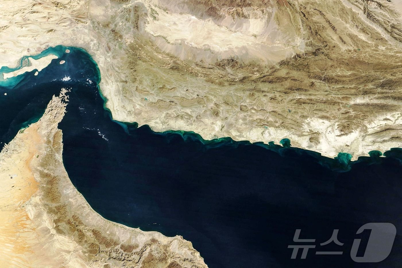 트럼프의 '이란 최후통첩': **호르무즈 카드**, 세계 경제의 숨통을 쥐다 11 섹션 1 이미지