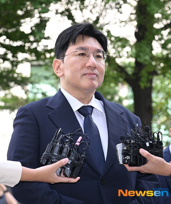 방시혁 구속영장 신청: BTS 신화 뒤흔든 1,900억 부정거래 의혹, 하이브의 운명은? 13 섹션 2 이미지