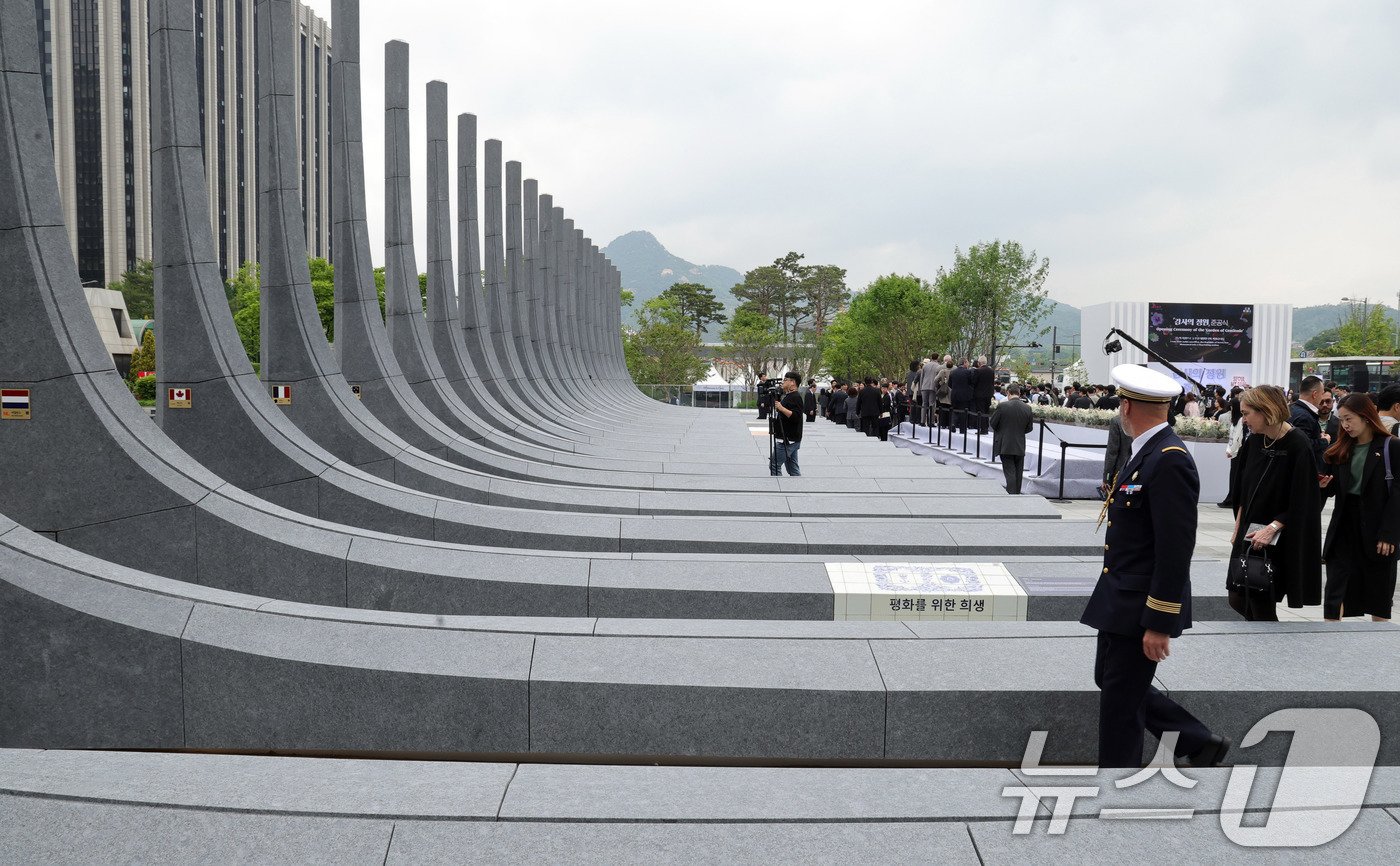 광화문광장 '감사의 정원', 207억 원 논란 속 '받들어 총' 조형물의 의미는? 11 섹션 1 이미지